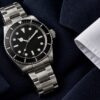 紺色のジャケットと白いシャツの横に置いた、日付表示のないダイバーズウォッチのイメージ