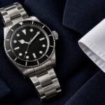 紺色のジャケットと白いシャツの横に置いた、日付表示のないダイバーズウォッチのイメージ